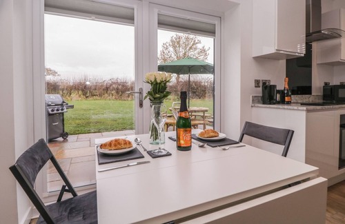Radbourne Cabina | ASH LODGE, pet friendly, with a garden in Etwall
