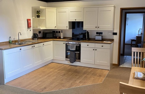 Runnymede Cabina | Ash lodge sleeps two people in a peaceful, private setting.