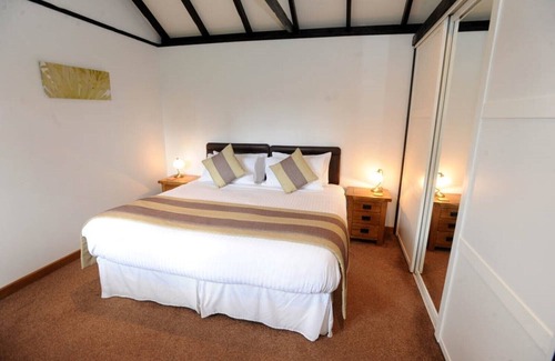 Runnymede Cabina | Ash lodge sleeps two people in a peaceful, private setting.