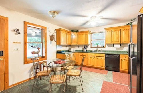 Swannanoa Cabina | Asheville Log Cabin w/ Year-Round Mountain Views!