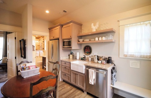 Siskiyou-Hargadine Historic District Apartamento | Ashland Group Retreat! The RedTail Inn offers 3 full suites within one booking, sleeping up to 12. Great location for the Shakespeare Festival. Ample space for your large family or friend group.