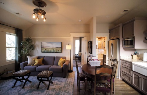 Siskiyou-Hargadine Historic District Apartamento | Ashland Group Retreat! The RedTail Inn offers 3 full suites within one booking, sleeping up to 12. Great location for the Shakespeare Festival. Ample space for your large family or friend group.