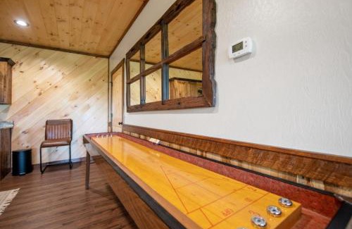 Blue Ridge Villa | Aska Favor - Near River Tubing Hiking Dining Gem Mining Mini-Golf