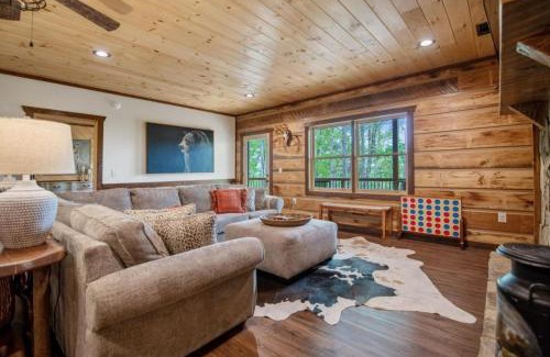 Blue Ridge Villa | Aska Favor - Near River Tubing Hiking Dining Gem Mining Mini-Golf