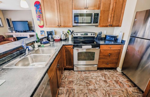 Golden Condominio | Aspen 15: 2-bedroom mountain condo with hot tub