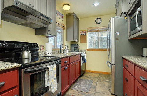 Nathrop Cabina | Aspen Grove with a cozy fireplace and a hot tub, come take the chill off!