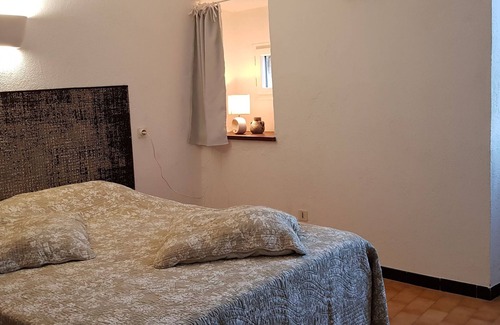 Les Assions Otro | Associated gîtes with swimming pool sleeping up to 9. Numerous terraces.