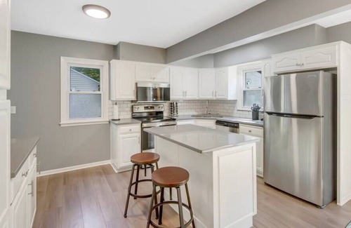 St. Louis Park Casa | Astounding 💜 The City's Best Home - Sleeps 10
