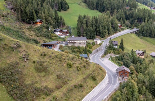 Heiligenblut Casa | Maravillosa casa de vacaciones privada con WIFI, patio, mascotas permitida y vista panorámica