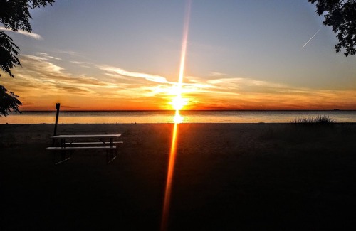 Lakeport Casa | At Lake Huron Shore Sunrise View entire family Home with Beach