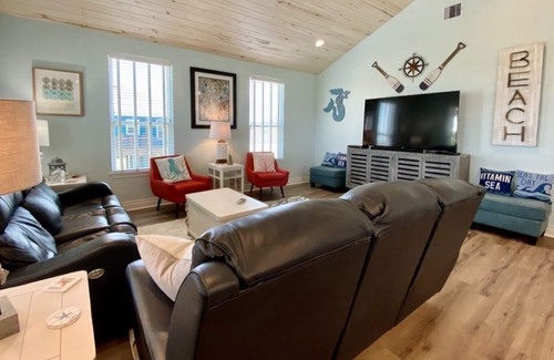 Crystal Beach Casa | AT LONG LAST - 3 bedroom, close to beach, fenced yard, cargo lift!