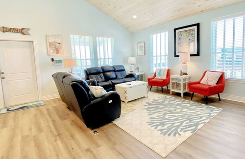 Crystal Beach Casa | AT LONG LAST - 3 bedroom, close to beach, fenced yard, cargo lift!