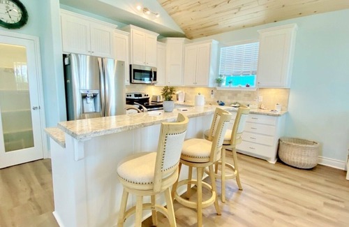 Crystal Beach Casa | AT LONG LAST - 3 bedroom, close to beach, fenced yard, cargo lift!