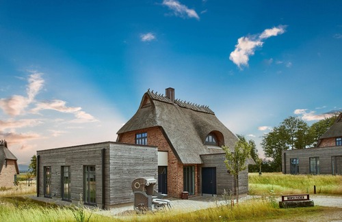 Nieby Casa | Atelierhaus Morsezeichen Unter Reet für bis zu 8 Personen mit Wildwiesenblick