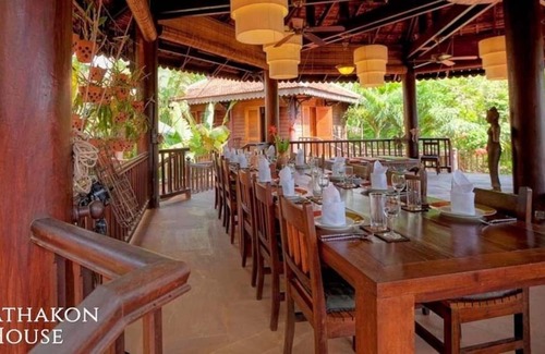 Siem Reap Villa | Casa Athakon Villa de diseño tradicional de lujo en jardín tropical