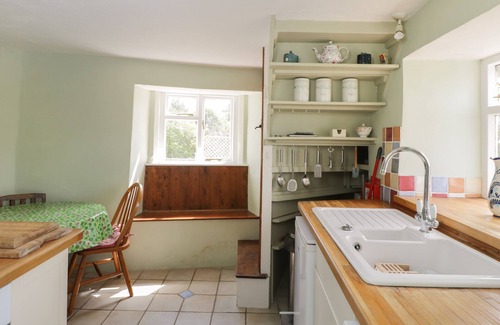 Inchbrook Cabaña | ATHELSTAN COTTAGE, pet friendly, with open fire in Stroud