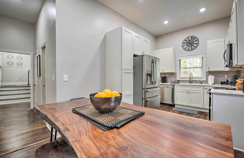 Church Street Casa | Atlanta Retreat w/ Deck in Greenbriar Area!