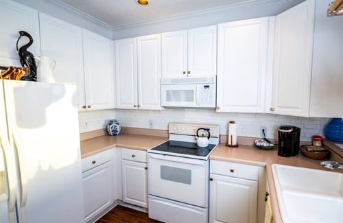 Tybee Island Condominio | Atlantic Sunrise ~ Oceanfront, Beachfront, Pools