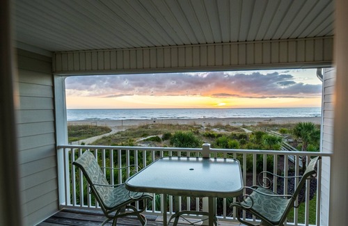 Tybee Island Condominio | Atlantic Sunrise ~ Oceanfront, Beachfront, Pools