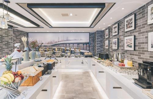 Haining Hotel | Atour Hotel Haining Leather City South Gate