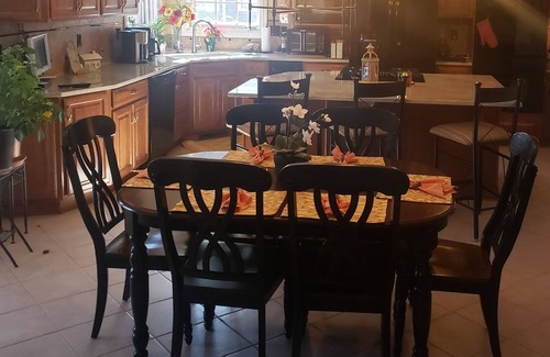 Prospect Casa | Atención visitantes de Derby: 5,000 pies cuadrados, 5 habitaciones, 4 1/4 baños - Capacidad para 10