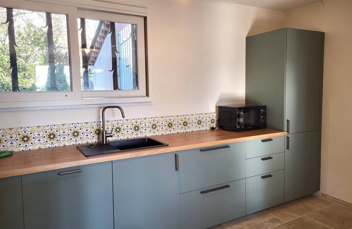 Saint-Saturnin-les-Apt Casa | Au Centre du Village, Maison Avec Beau Jardin Arboré , Piscine Chauffée