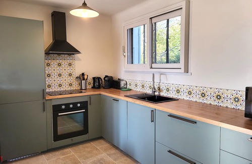 Saint-Saturnin-les-Apt Casa | Au Centre du Village, Maison Avec Beau Jardin Arboré , Piscine Chauffée