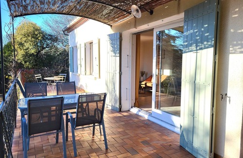 Saint-Saturnin-les-Apt Casa | Au Centre du Village, Maison Avec Beau Jardin Arboré , Piscine Chauffée