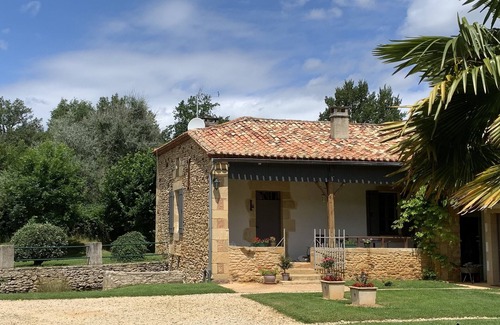 Biron Cabaña | Au Coin Des Arbres (Noyer) a charming farmhouse in peaceful Dordogne countryside