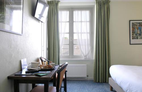 Audierne Hotel | Auberge du Cabestan Hotel Audierne