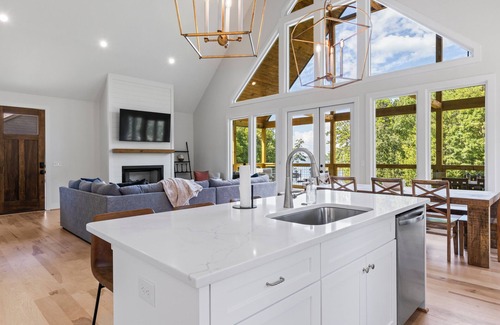 Dadeville Casa | Auburn Game Days! Newly built Home with Hot Tub, Fire Pit, King Beds, Sleeps 12!