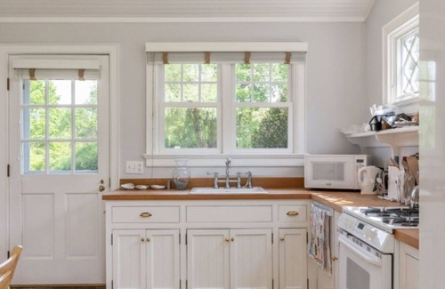 Village of East Hampton Casa | August- LD, Pretty cottage, south of the highway, walking distance to beach