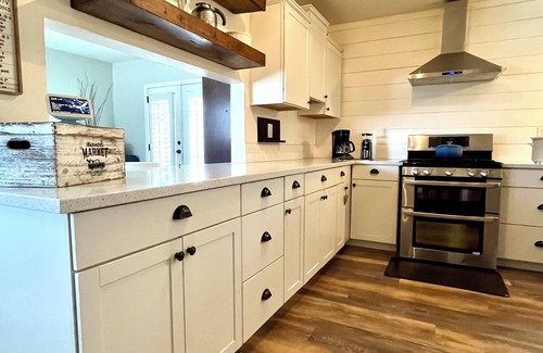 Riverside Casa | Riverside Modern Farmhouse Charmer completo ~ hasta 10 huéspedes