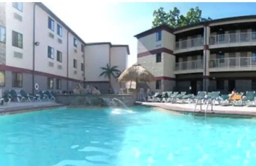 Put-in-Bay Casa | Aunt Jane's #1 Downtown Put in Bay up to 12 guests