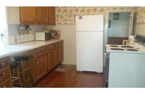 Put-in-Bay Casa | Aunt Jane's Yellow House downtown Great for Events