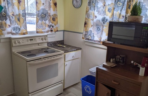 Monroe Casa | Aunt Rose's 3 BR sleeps 6 adults and 6 kids, 2 per bed.