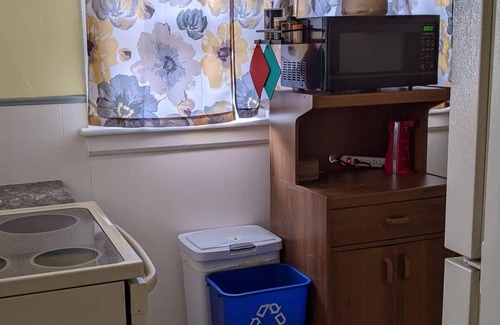 Monroe Casa | Aunt Rose's 3 BR sleeps 6 adults and 6 kids, 2 per bed.