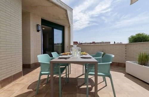 Carabanchel Apartamento | Aurora Stays by Charming XV, Ático con terraza y parking