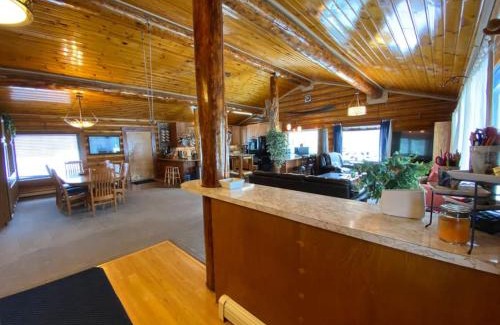 Fox Casa | Aurora viewing, quiet space, entire log home