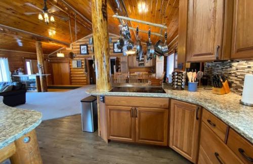 Fox Casa | Aurora viewing, quiet space, entire log home