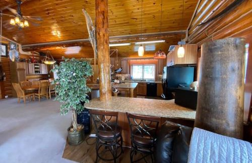 Fox Casa | Aurora viewing, quiet space, entire log home