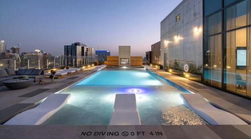 Rainey Street Historic District Casa | Austin Downtowner Rooftop Pool by Barclé