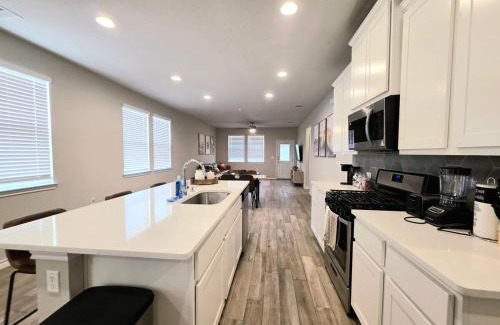 Austin Casa | Austin House w Pool! by Airport, Tesla, and more!