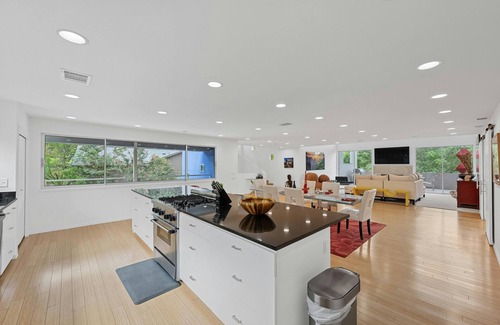 Westridge Estates Casa | Austin Timber Ridge Treehouse- Modern Multi Level Near Austin!