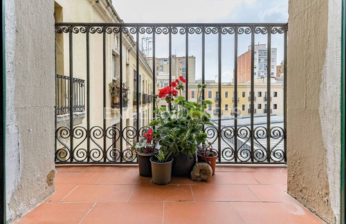 Sant Andreu de Palomar Apartamento | Authentic Gem in Quaint Market Plaza in Barcelona
