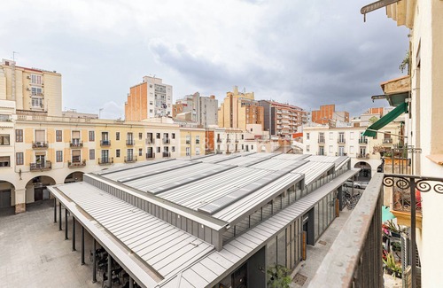 Sant Andreu de Palomar Apartamento | Authentic Gem in Quaint Market Plaza in Barcelona
