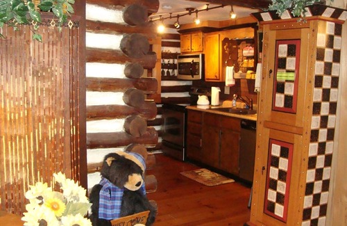 Hendersonville Cabina | Authentic Log Cabin. Beautiful authentic log cabin