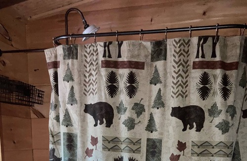 Town of Marlborough Cabina | Authentic Log Cabin with working wood burning fireplace