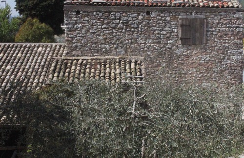Caprino Veronese Cabaña | Auténtica casa de vacaciones italiana restaurada para 4 personas.