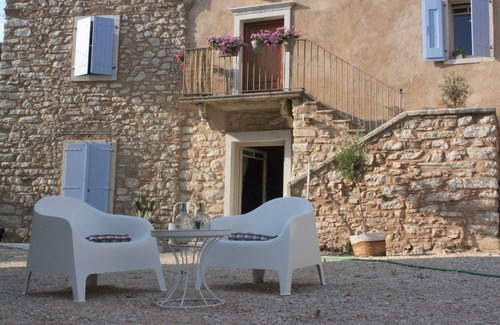 Caprino Veronese Cabaña | Auténtica casa de vacaciones italiana restaurada para 4 personas.